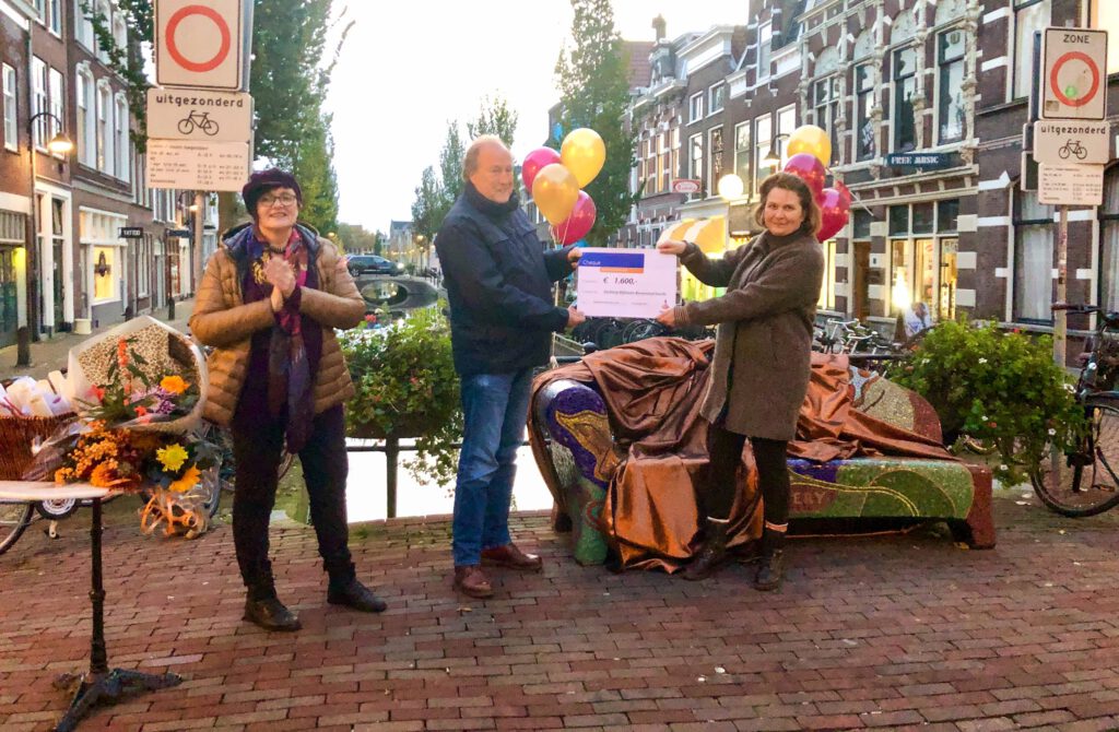 Onthulling van mozaïek bank