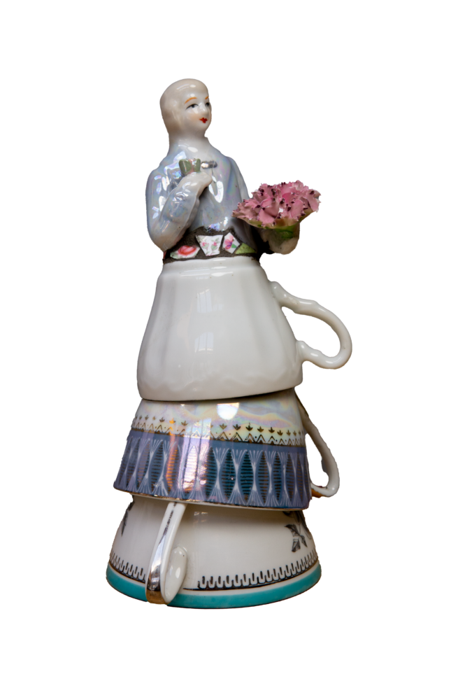 vrouw gemaakt van kopjes