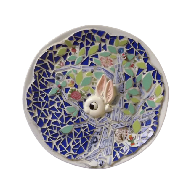 een schotel met daarop een konijn in een boom