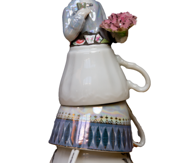 vrouw gemaakt van kopjes