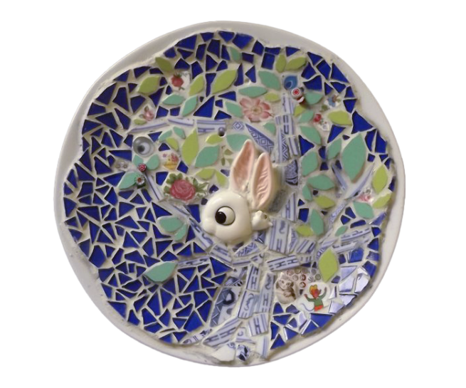 een schotel met daarop een konijn in een boom